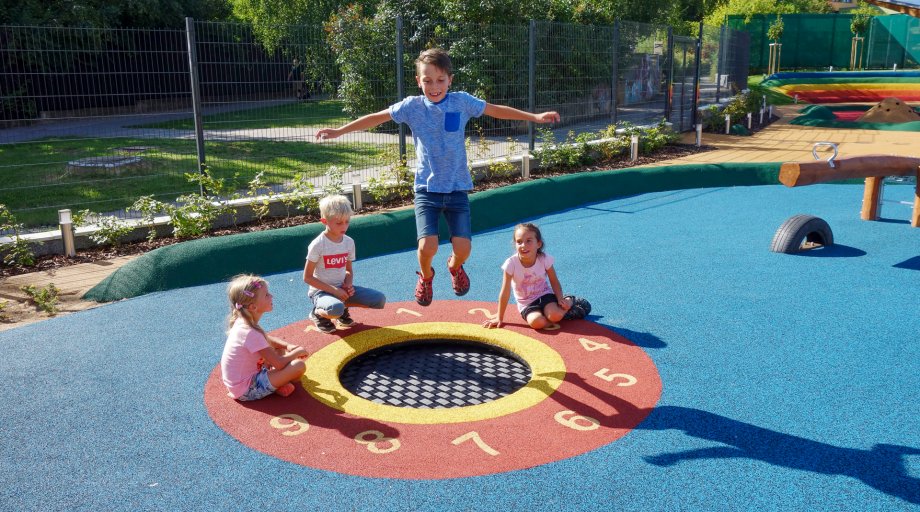 Spielplatz-Trampolin Kids Tramp Playground Loop — Eurotramp Trampoline